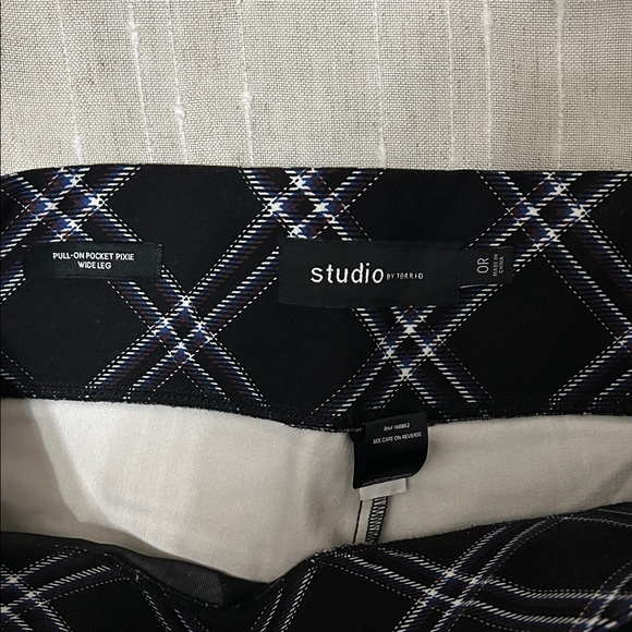 Torrid Black and White Plaid Wide Leg Pants - Picture 2 of 3